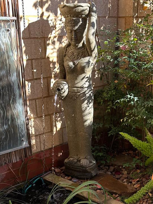 dewi-courtyard
