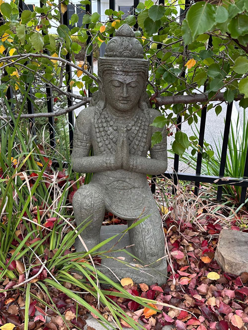 kneeling-buddha-2